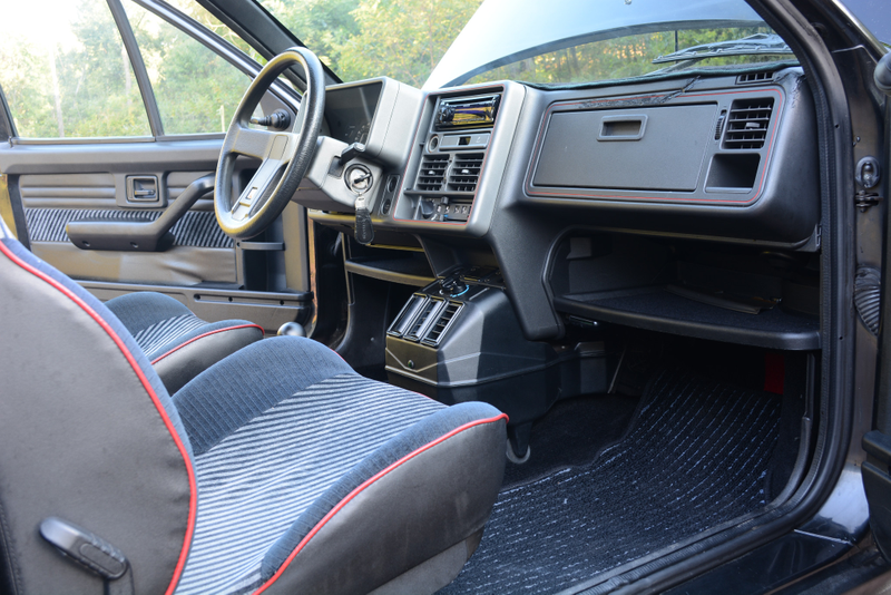 Illustration for article titled This 90's Citroen has a genius quirk and/or feature!